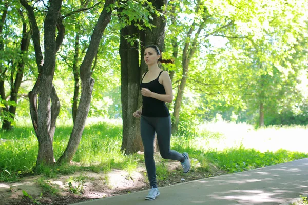 Mujer deporte correr en parque al aire libre — Foto de Stock