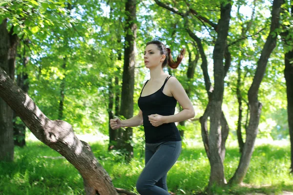 Vrouw sport run in park outdoor — Stockfoto