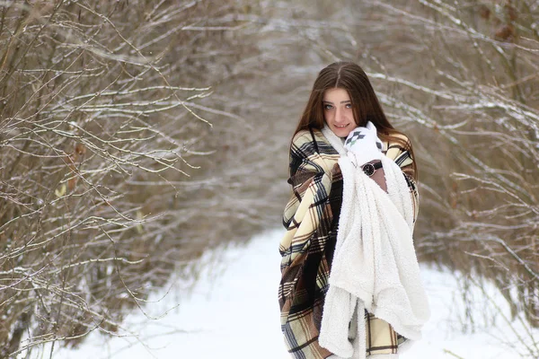 Jovem menina bonita no inverno dia nevado — Fotografia de Stock