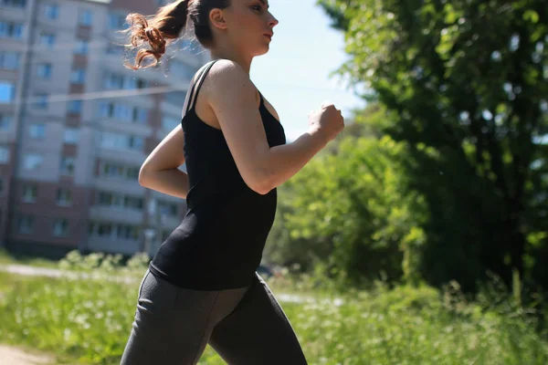 Mujer deporte correr en parque al aire libre —  Fotos de Stock