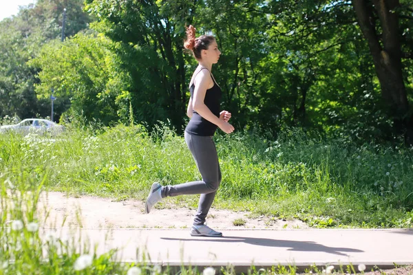 Mujer deporte correr en parque al aire libre — Foto de Stock