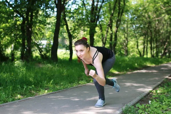 Mujer deporte correr en parque al aire libre —  Fotos de Stock