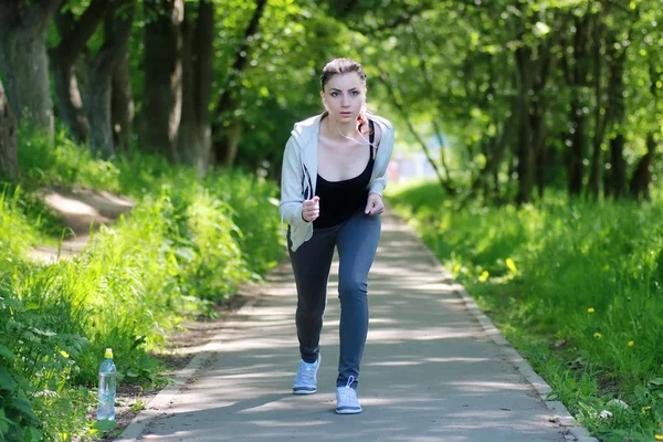 Mujer deporte correr en parque al aire libre — Foto de Stock