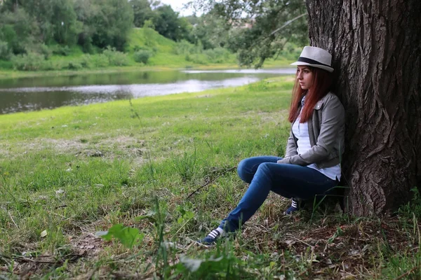 Donna in albero parco all'aperto — Foto Stock