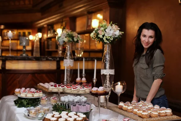 Святковий стіл з цукерками і різноманітні солодкі закуски проти — стокове фото