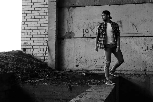 Schwarz-Weiß-Foto eines Mannes im Hip-Hop-Stil — Stockfoto