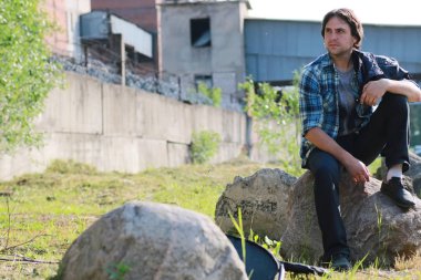 Sanayi bölgesi içinde bir sakallı