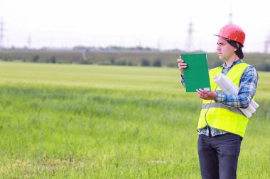 İnşaat alanında iki adam var.