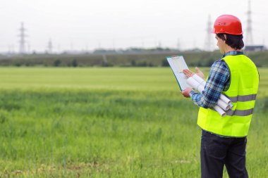 İnşaat alanında iki adam var.