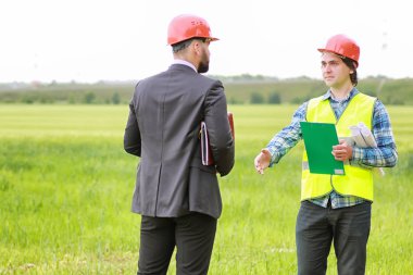 İnşaat alanında iki adam var.