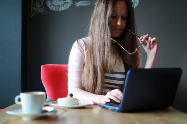 Kız bir kafede kahve notebook ile için