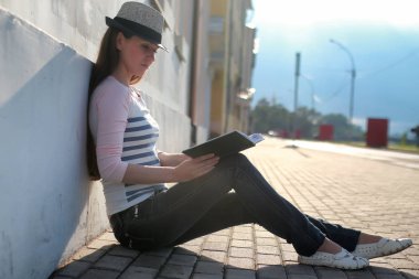 Kız Açık yol üzücü yalnız