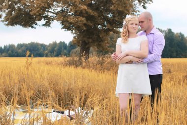 Yeni evli bir alanda sonbahar günü yürüyüş severler