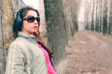 kulaklık ile parkta kız