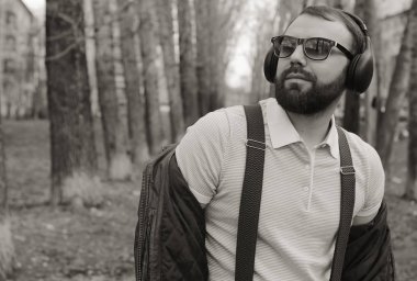 tek renkli sakallı adam Park müzik dinle