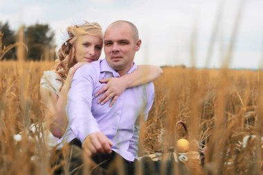 Yeni evli bir alanda sonbahar günü yürüyüş severler