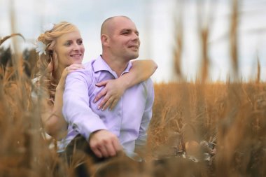 Yeni evli bir alanda sonbahar günü yürüyüş severler