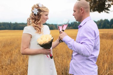 Yeni evli bir alanda sonbahar günü yürüyüş severler