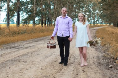 Yeni evli bir alanda sonbahar günü yürüyüş severler