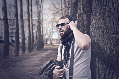 Sokaktaki yalnız adamın retro tonlu efektli fotoğrafı