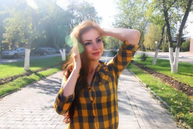 bir şapka hipster Kızıl saçlı kız