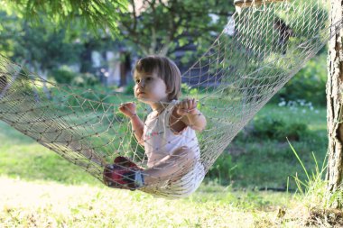 doğa üzerinde hamakta evlat