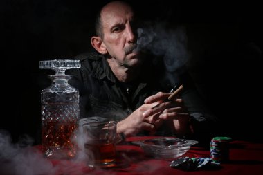 Duman borusu dostum ve poker oynayın