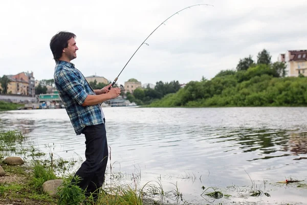 Un hombre con barba está pescando en el río — Foto de Stock