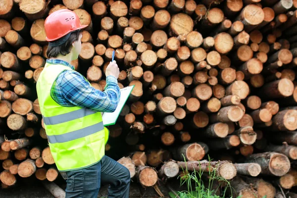Uomo in casco lavoratore legname di legno — Foto Stock