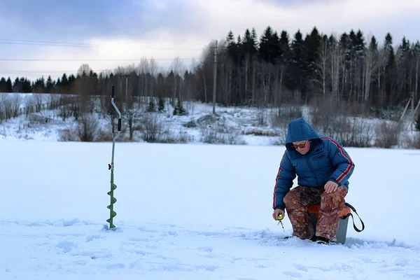 Idős férfi halászat télen a tavon — Stock Fotó