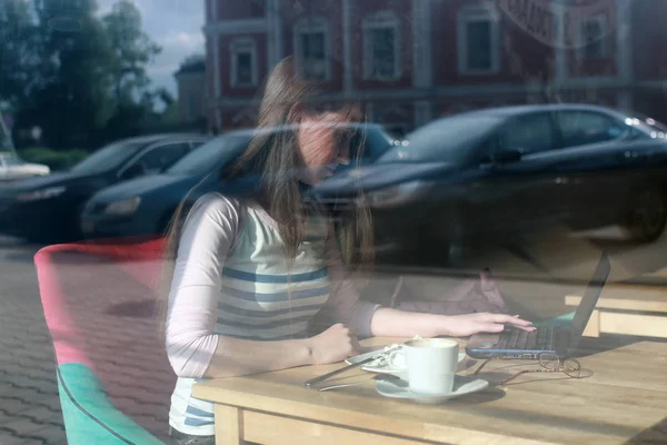 Lány kávézóban üveg mögött — Stock Fotó