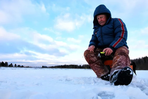 Anciano pescando en el invierno en el lago — Foto de Stock