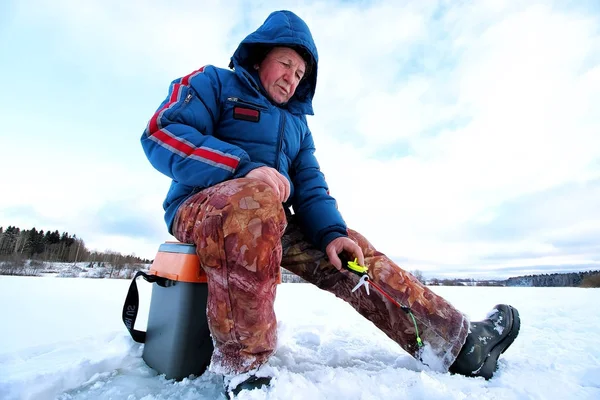 Anciano pescando en el invierno en el lago — Foto de Stock