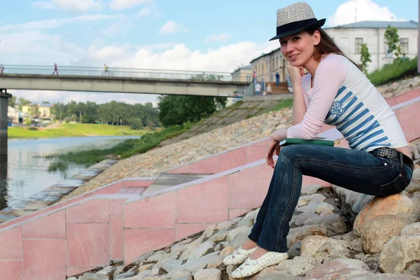 Ragazza sul fiume di roccia — Foto Stock