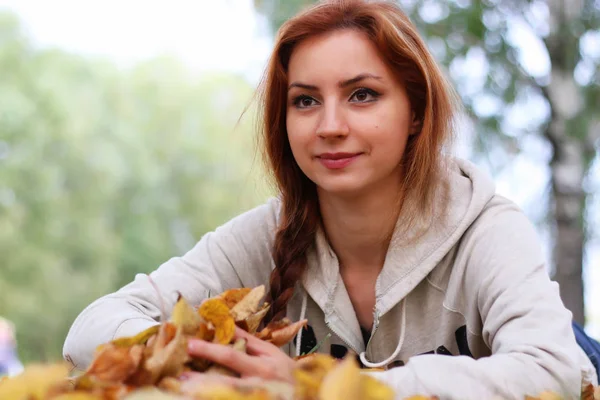 Defocused őszi levelek könyv lány alkalmi — Stock Fotó