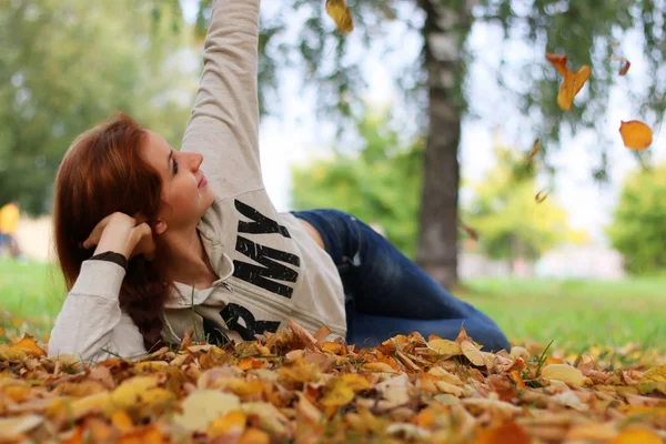Casual kız kitap ufuk sonbahar yaprakları — Stok fotoğraf