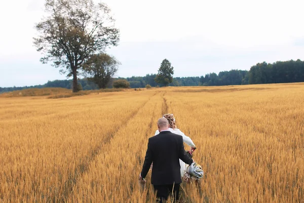 Apenas amantes casados andando em um campo no dia de outono — Fotografia de Stock