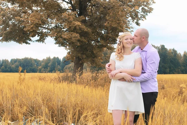 Juste mariés amoureux marchant dans un champ le jour d'automne — Photo