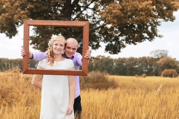 Juste mariés amoureux marchant dans un champ le jour d'automne — Photo