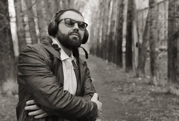 tek renkli sakallı adam Park müzik dinle