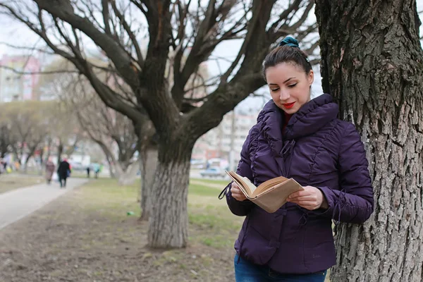 Mujer con libro árbol invierno al aire libre — Foto de Stock