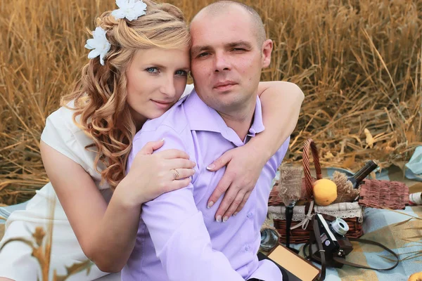 Yeni evli bir alanda sonbahar günü yürüyüş severler