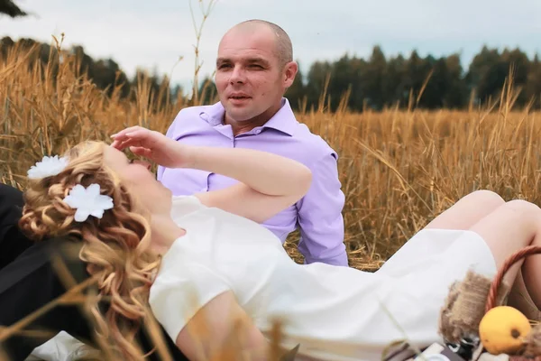Просто одружені коханці ходять в полі в осінній день — стокове фото