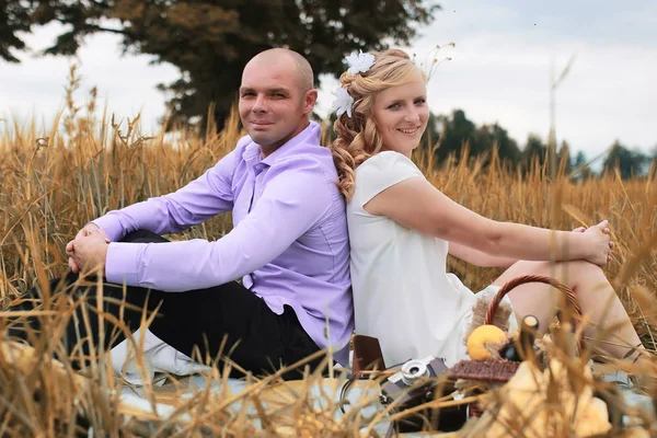 Yeni evli bir alanda sonbahar günü yürüyüş severler