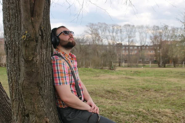 Sakal adamla parktaki müzik dinle — Stok fotoğraf