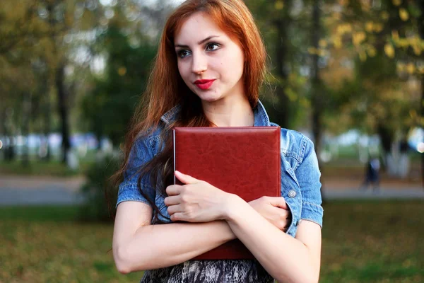 Roodharige meisje in een park zonnige dag buiten — Stockfoto