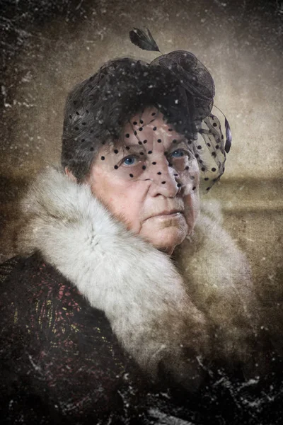 Mujer mayor sombrero retro — Foto de Stock