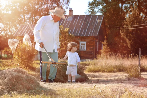 Niño y abuelo campo rural — Foto de Stock