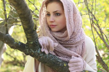 Kız bir parkta bir şal