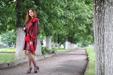 kadın sokak ağaç üzerinde kırmızı şemsiye ile